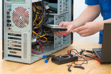 Le technicien se déplace chez vous, équipé avec les bons outils pour effectuer correctement le service, à la date et à l'heure prévues de votre rendez-vous.
